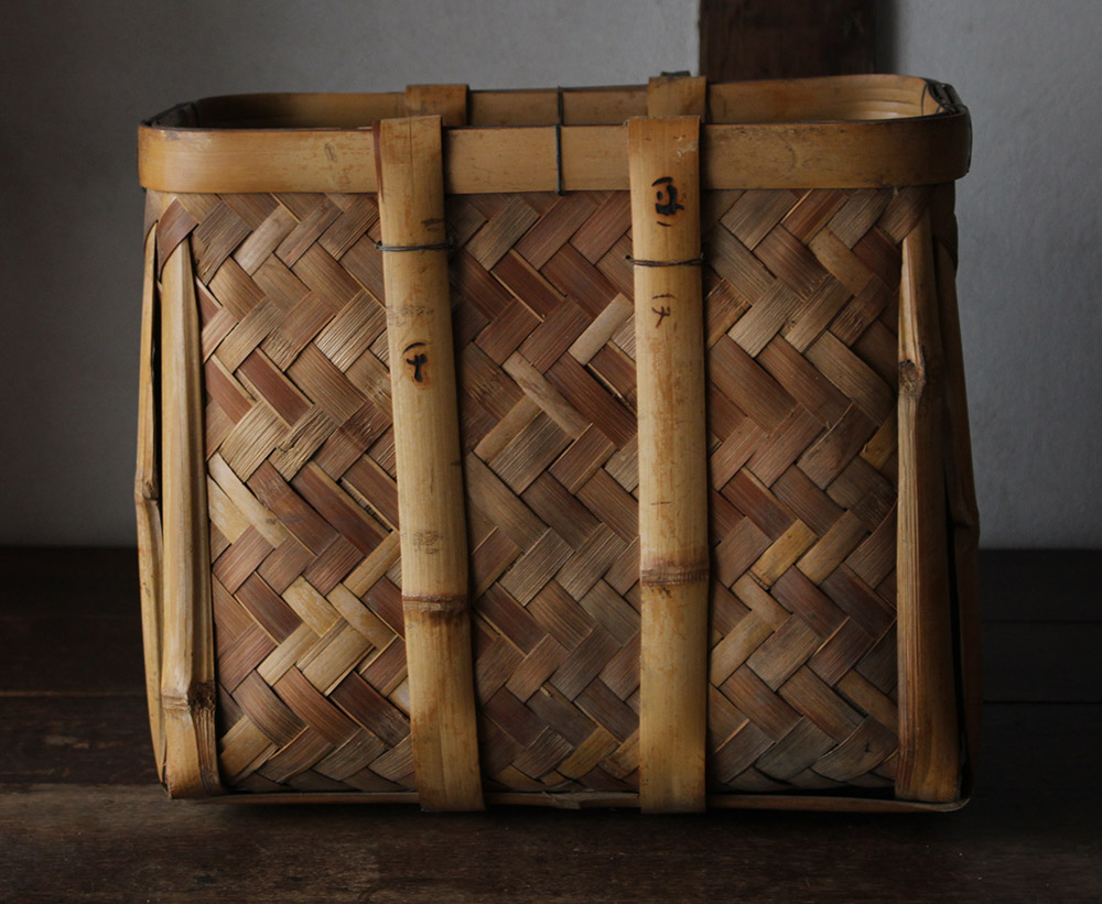 小ぶりな竹編みの籠（かご） - 古道具、和製アンティーク、古民具の通販・オンラインショップ めぐる