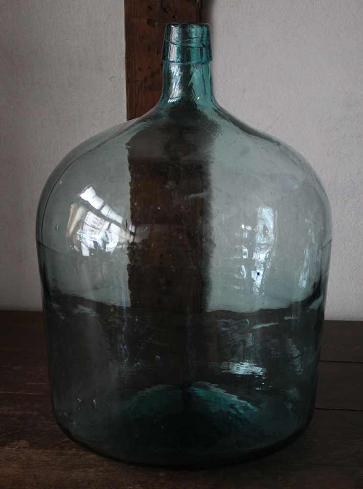 青緑色の大きなガラス瓶 デミジョンガラスボトル 古家具 古民具 民藝 和食器等の通販 古道具めぐる 日本の古い手仕事品 古家具 古民具 骨董器等 の通販